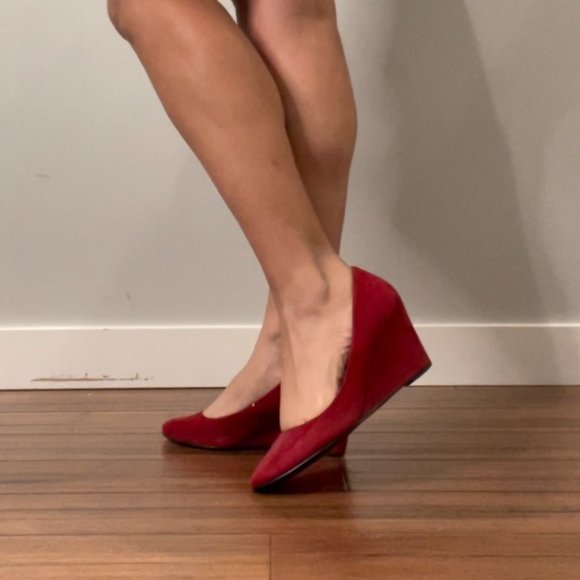 😵 2 FOR $40 // Red suede almond toe wedges s-8- - Picture 9 of 13